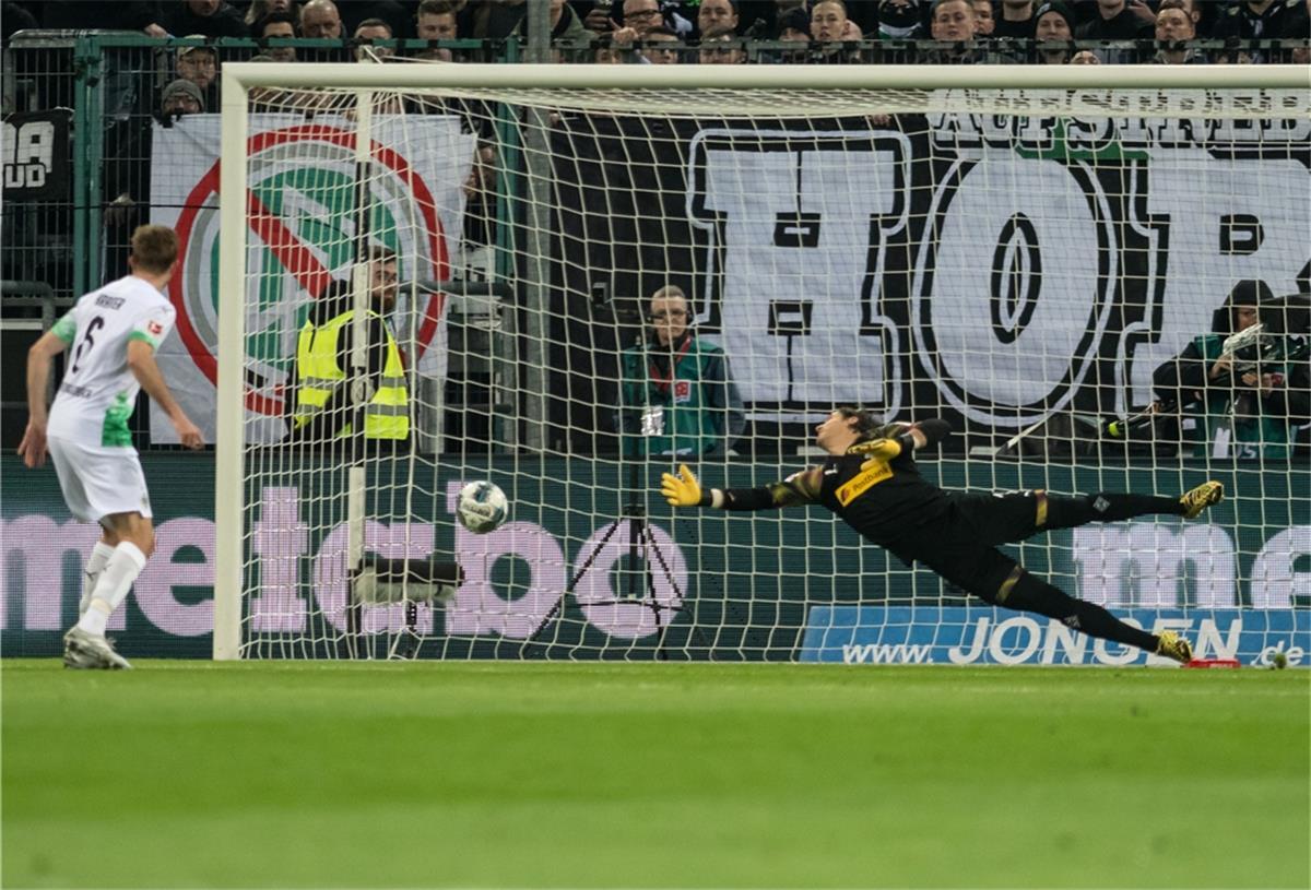 Gladbachs Torhüter Yann Sommer kann das 0:1 nicht verhindern.
