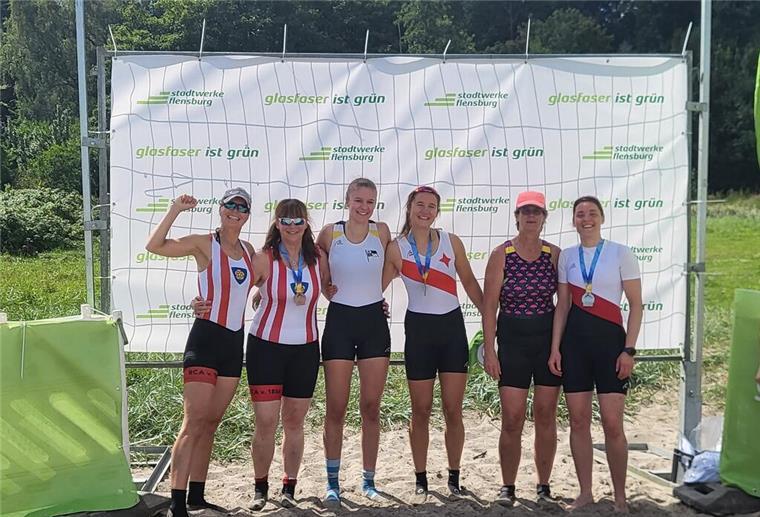 WM-Ticket in der Tasche! Franziska Kösling aus Bremerhaven rudert in Italien Franziska Kösling (ganz rechts) und Heike Lehmann