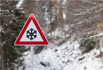 ARCHIV - 13.12.2022, Baden-Württemberg, Freiburg: Ein Straßenschild 113 STVO ("Schnee- oder Eisglätte") steht neben der Schauinslandstraße. Ab der kommenden Nacht wird durch am Boden gefrierenden Regen mit Glatteis gerechnet. (zu dpa: «Viele Unfälle wegen Glätte in Baden-Württemberg») Foto: Philipp von Ditfurth/dpa +++ dpa-Bildfunk +++