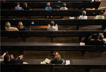 Gläubige sitzen in einer Kirche und folgen einem Gottesdienst (Symbolbild). Wie genau in den Räumen des Vereins Glaubensgemeinschaft Westertimke gefeiert wurde, wissen nur die Beteiligten. Es sollen zuletzt rund 60 gewesen sein.