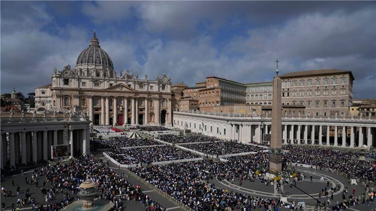 Die TV-Gottesdienste zu Ostern im Überblick Gläubige versammeln sich auf dem Petersplatz während der Palmsonntagsmesse von Papst Franziskus.