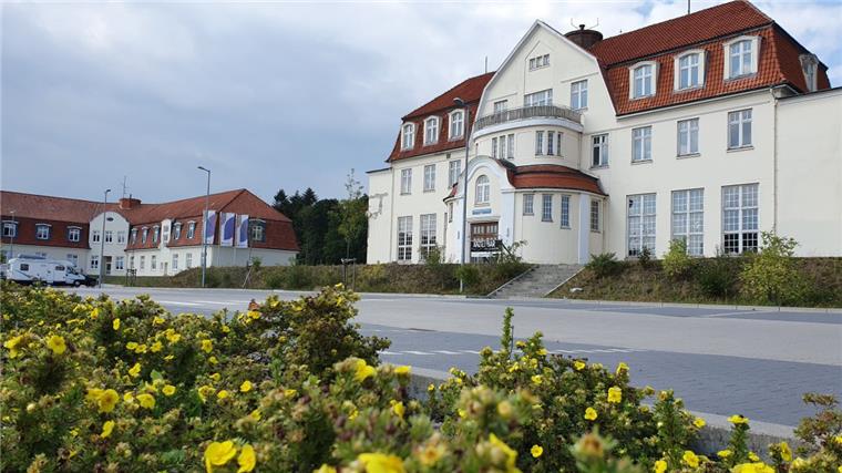 Glanzlicht der Architektur im Cuxland: Dieser Jugendstil-Komplex wurde vor 111 Jahren als Kindererholungsheim gebaut. Vor vier Jahren hat ein Nordholzer Unternehmerpaar das historische Areal gekauft. Seitdem wird es behutsam saniert. 