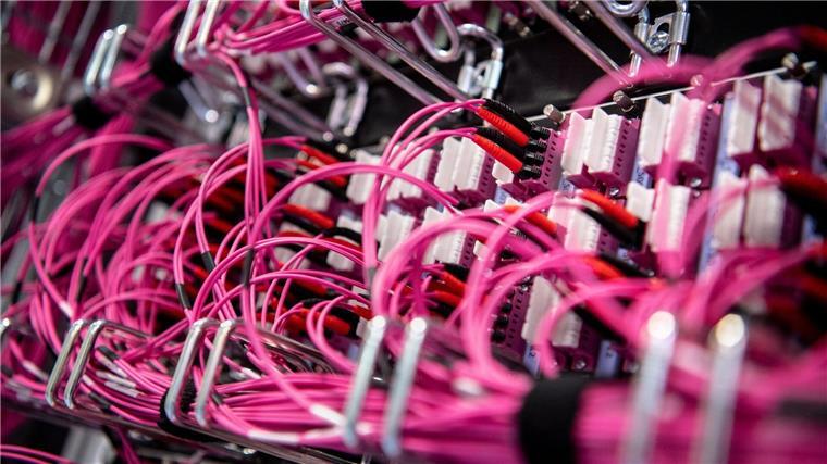 Glasfaserkabel stecken in einem Rechenzentrum vom bayerischen Landeskriminalamt (BLKA) in einem Netzwerk-Switch.