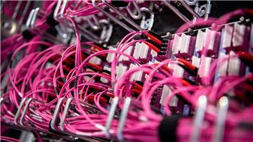 Glasfaserkabel stecken in einem Rechenzentrum vom bayerischen Landeskriminalamt (BLKA) in einem Netzwerk-Switch.