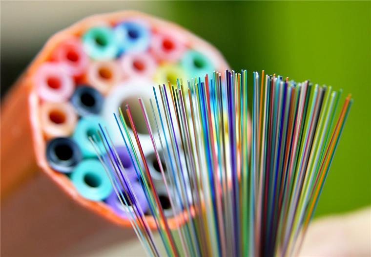 Glasfaserkabel vor einem Leerrohr: Das Glasfasernetz in der Gemeinde Beverstedt soll weiter wachsen. Ein „Glasfaser-bis-ins-Haus-Ausbau“ ist die
zukunftssicherste Variante. Symbolfoto: Woitas/dpa