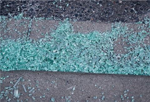 Glasscherben einer liegen auf einem Gehweg. Bushaltestellen werden in Bremerhaven und dem Landkreis Cuxhaven vermehrt Ziel von Vandalismus.
