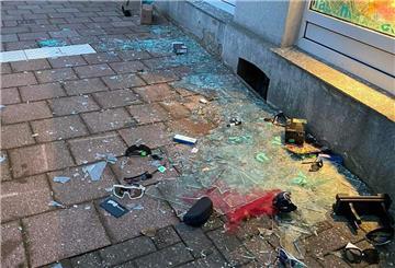 Glassplitter und Ware auf dem Bürgersteig vor dem Fahrradladen. Dieses Bild bot sich Polizei und Geschäftsinhabern am Fahrradladen Pieper in Bad Bederkesa.