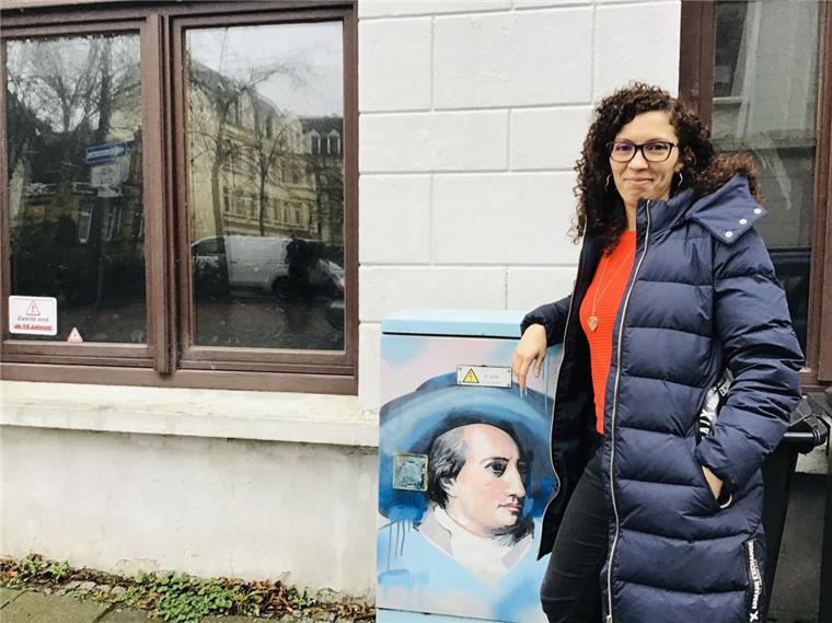 Gleich gegenüber ihres Büros trifft Claudia Santacaterina auf den Namensgeber der Goethestraße: Den Dichterfürsten Johann Wolfgang Goethe - auf dem Stromverteilerkasten. 