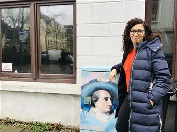 Gleich gegenüber ihres Büros trifft Claudia Santacaterina auf den Namensgeber der Goethestraße: Den Dichterfürsten Johann Wolfgang Goethe - auf dem Stromverteilerkasten. 