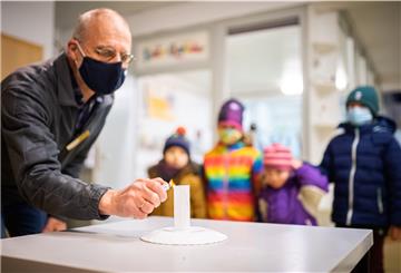 Gleich hebt sie ab: Phänomenta-Trainer Werner Köhler (Mitte) bastelt eine Teebeutelrakete mit den Kindern. Das ist nur eines der Experimente für den Silvesterabend Foto: Hartmann