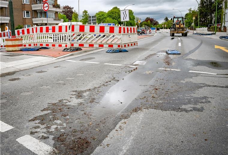 Neue Cherbourger Straße schon wieder kaputt Gleich hinter der Kreuzung zur Wurster Straße zeichnen sich auf der neuen Fahrbahn schon wieder Spurrillen ab.