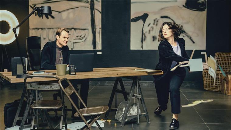 Gleich in der ersten Folge befreit sich Cathrin (Sarah Gailer) aus der Abhängigkeit von ihrem ungeliebten Chef Florian (Fabian Hinrichs).