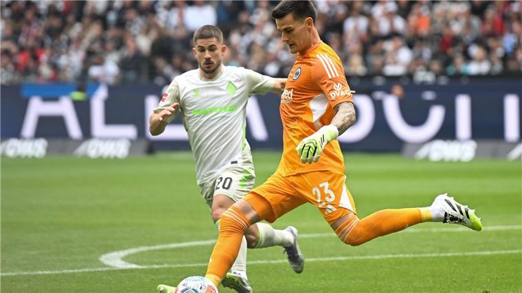 Eintracht vermiest Bundesliga-Debüt von Werder-Coach Steffen Gleich in seinem ersten Spiel traf Eintracht-Keeper Michael Zetterer (r) auf seine Ex-Kollegen von Werder Bremen um Romano Schmid (l).