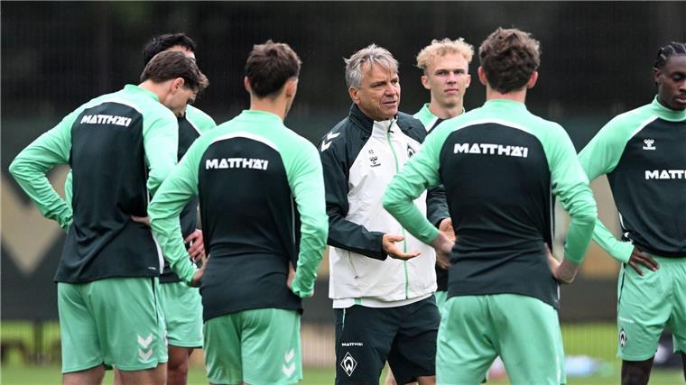 Gleich mittendrin: Werders neuer Trainer Horst Steffen.