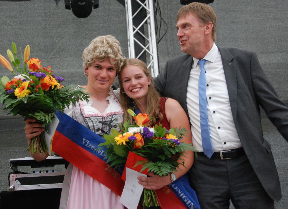 Gleich nach der Wahl ein Herz und eine Seele: Marktkönigin Jessica Erbst mit Vizekönigin Jannika, die im wahren Leben Yannik Eichel heißt. und Landrat Kai-Uwe Bielefeld.