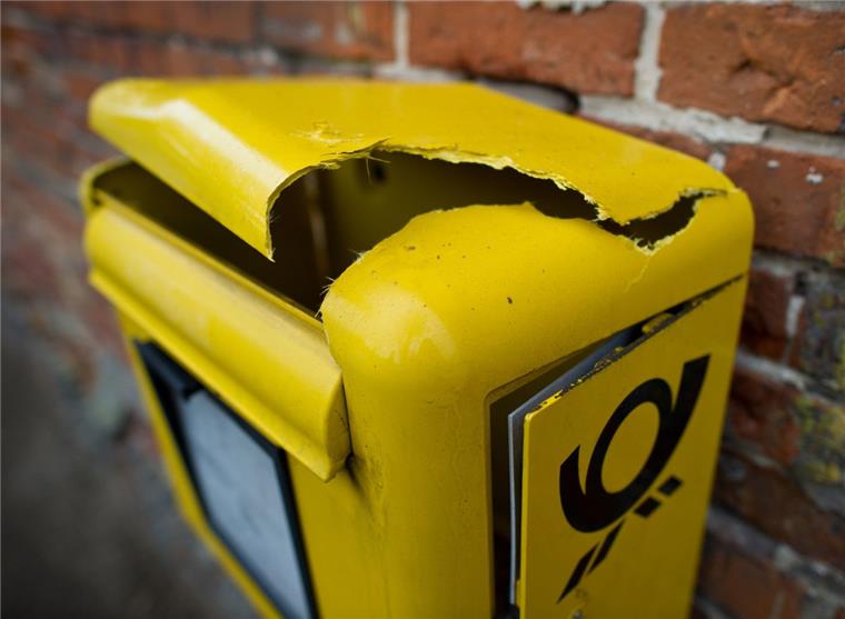 Zeven: Unbekannte sprengen Briefkästen mit Böllern Gleich zwei Briefkästen wurden durch Silvesterböller in der Nacht zu Neujahr in Zeven zerstört.