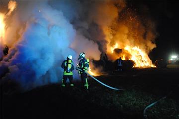 Gleich zwei Heuballenbrände in Lehnstedt hielten am Freitagabend insgesamt sechs Ortsfeuerwehren in Atem.