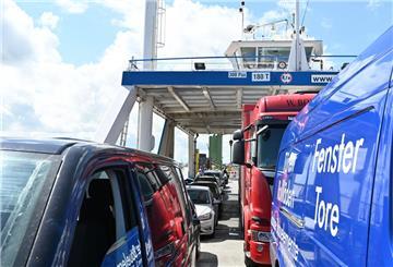 Fahrzeuge auf der Weserfähre