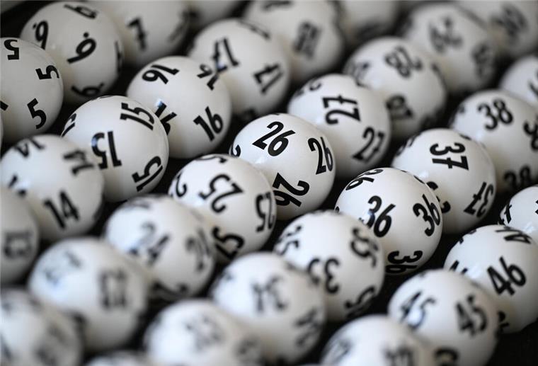 Sechs richtige: Zwei Glückspilze können sich über Lotto-Gewinn freuen Lottokugeln