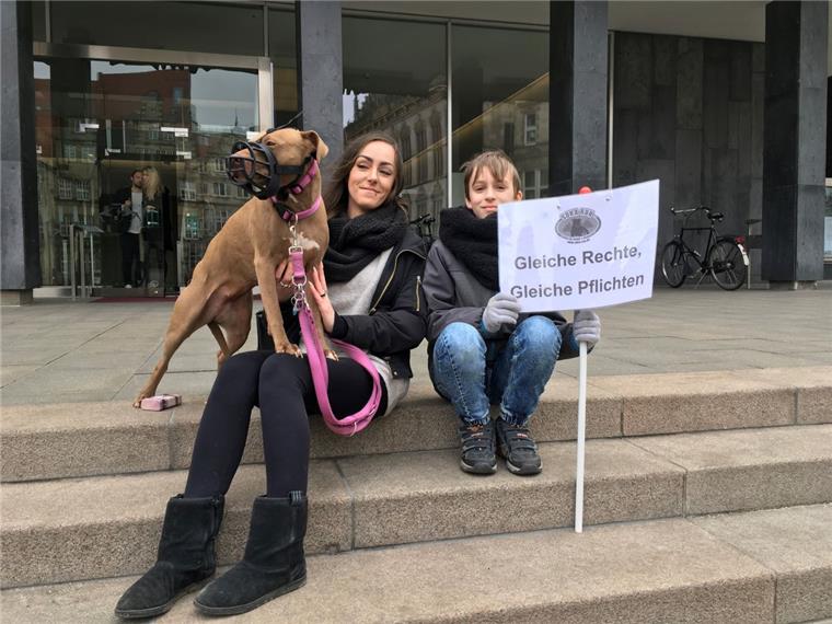 Gleiche Rechte für alle Hunde: Jean, seine Mutter Ksenia Golinski und Pitbull-Hündin Luna demonstrieren vor der Bürgerschaft.