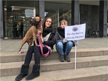 Gleiche Rechte für alle Hunde: Jean, seine Mutter Ksenia Golinski und Pitbull-Hündin Luna demonstrieren vor der Bürgerschaft.