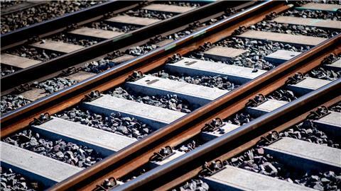Gleise sind an einem Bahnhof im Schotterbett verlegt.
