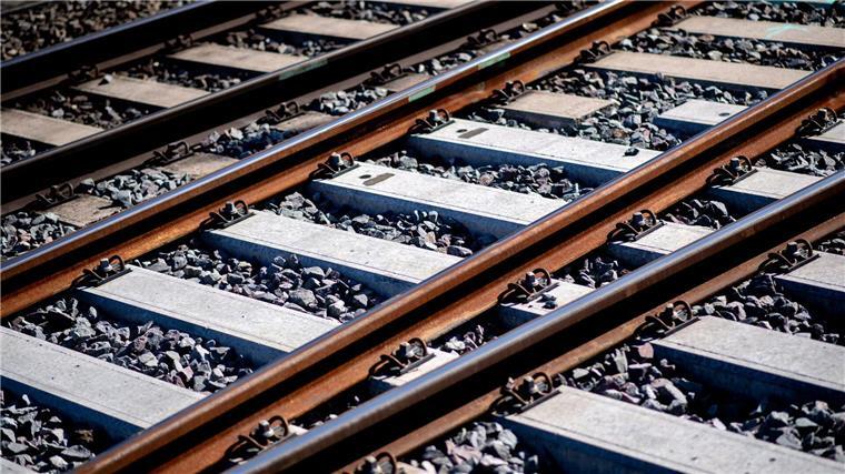Gleise sind an einem Bahnhof im Schotterbett verlegt.