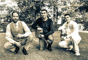 Glen Hoffmann (Mitte) wird von seinem Bruder Forello (rechts) begleitet. Das Bild zeigt Glen Hoffmanns Trio Gipsy Diamonds.