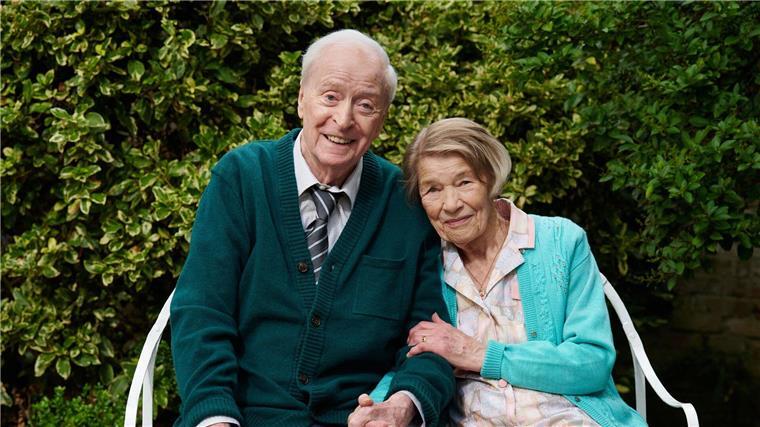 Glenda Jackson (r) als Rene und Michael Caine (l) als Bernard in einer Szene des Films „In voller Blüte“.