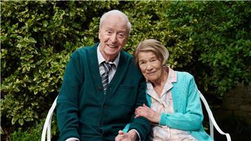 Glenda Jackson (r) als Rene und Michael Caine (l) als Bernard in einer Szene des Films „In voller Blüte“.