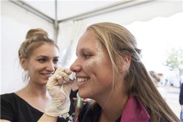Glitzer-Make up geht immer (noch): Rossmann-Projektmanagerin Yasemin (links) leg...