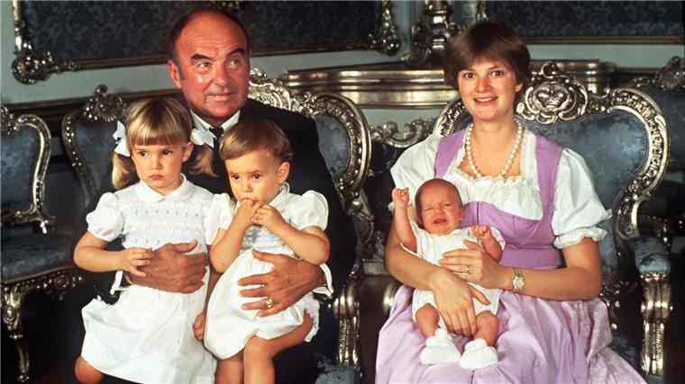 Streitbar wie eh und je: Gloria von Thurn und Taxis wird 65 Gloria Fürstin von Thurn und Taxis als junge Mutter mit ihrem Mann, Johannes Fürst von Thurn und Taxis, und den drei Kindern (l-r) Maria Theresia, Elisabeth und Albert im Juni 1983. (Archivbild)