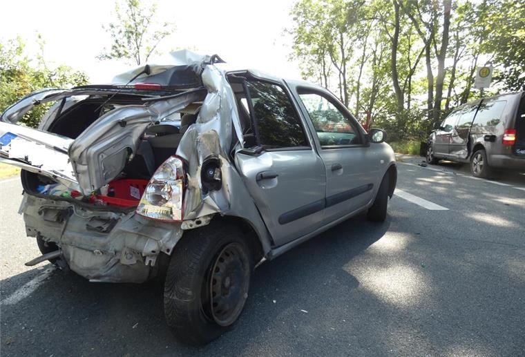 Heftiger Unfall auf B6: Sattelzug schiebt wartendes Auto in den Gegenverkehr Glück im Unglück: Bei dem heftigen Zusammenstoß wurden zwei Personen leicht verletzt.
