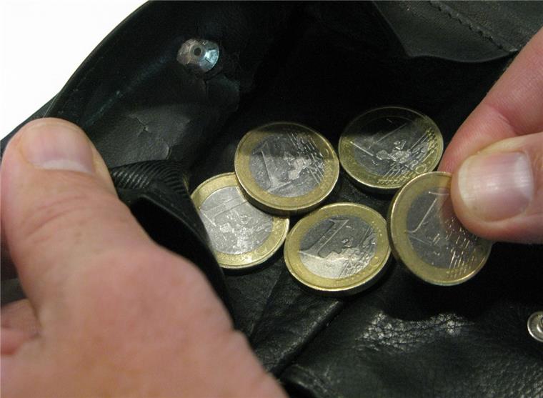 Glück im Unglück hatte am Sonnabend ein Mann beim Hosenkauf: Seine verlorene Geldbörse fand sich in dem Geschäft wieder an. 
