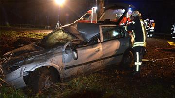 Glück im Unglück hatte die 21-jährige Fahrerin: Beim Unfall rutschte der Wagen in Bülkau nur wenige Zentimeter an einem dicken Baum vorbei. 