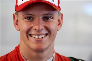 Glücklich: Der 19 Jahre alte Mick Schumacher  hat einen Vertrag bei Ferrari  unterschrieben.
