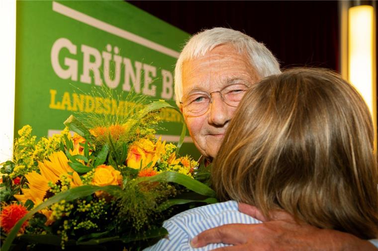 Glücklich nach der Wahl: Hermann Kuhn nimmt die Glückwünsche seiner Vorstandskollegin Alexandra Werwarth entgegen. 