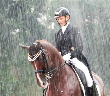 Glücklich wirkt Anke Dieckell nicht beim strömenden Regen. Doch der Turnierboden ist in Ordnung.