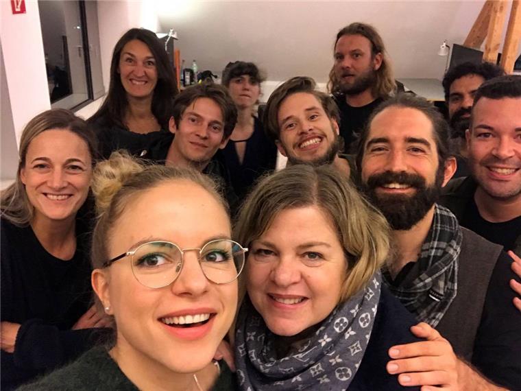 Pop-Poetin Julia Engelmann dreht ihr erstes Musikvideo Glückliche Gesichter nach Drehschluss Poetry-Slammerin Julia Engelmann (mit Brille).