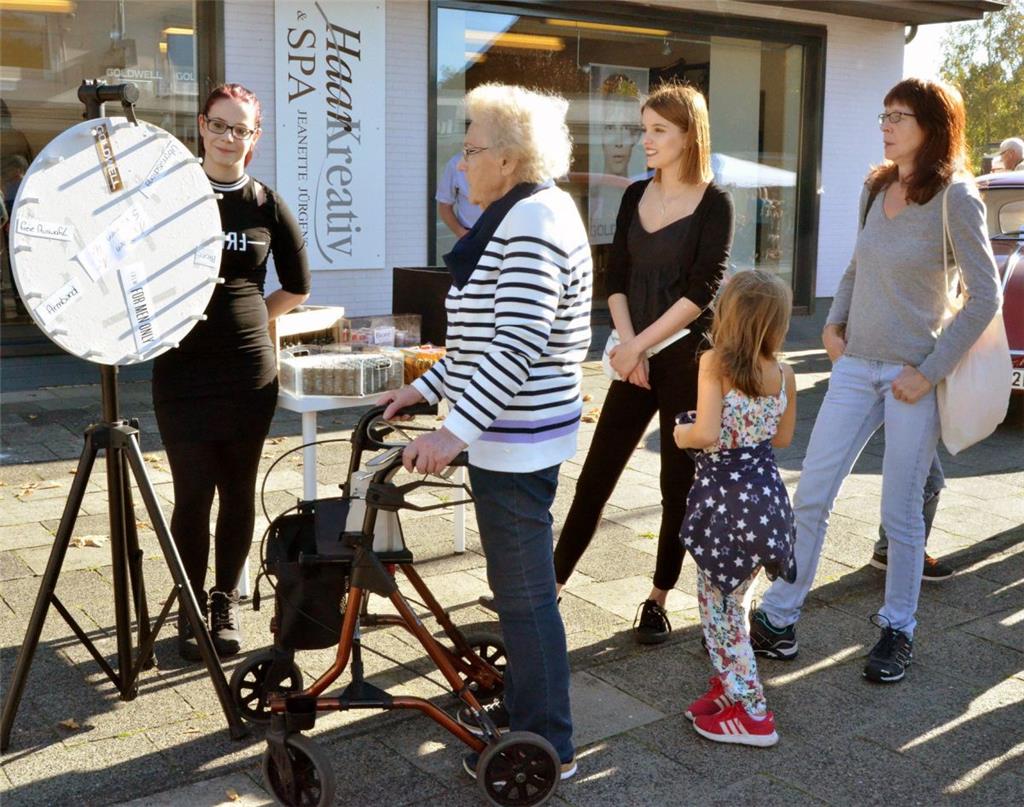 Glücksrdadrehen war bei allen Altersgruppen beliebt. Foto: Schmonsees