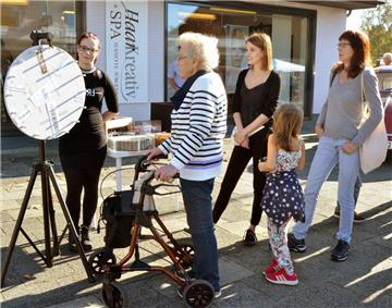 Glücksrdadrehen war bei allen Altersgruppen beliebt. Foto: Schmonsees