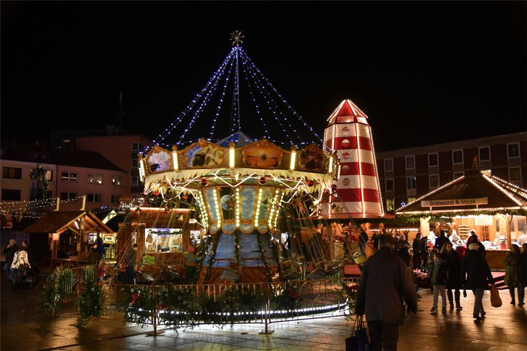 Glühwein, Bratwurst und gebrannte Mandeln: Die Weihnachtswelt in der Bremerhavener Innenstadt startet am 26. November. Bis zum 22. Dezember kann dort an zahlreichen Ständen geschlemmt, geshoppt und auf Weihnachten eingestimmt werden. Foto: Scheschonka