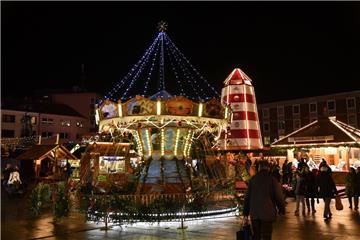 Glühwein, Bratwurst und gebrannte Mandeln: Die Weihnachtswelt in der Bremerhavener Innenstadt startet am 26. November. Bis zum 22. Dezember kann dort an zahlreichen Ständen geschlemmt, geshoppt und auf Weihnachten eingestimmt werden. Foto: Scheschonka