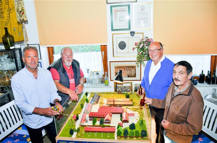 Gnarrenburgs Ortsbürgermeister Ralf Rimkus (links) freut sich, dass der Förderverein Glasmuseum die Erinnerung an die große Geschichte der Glasindustrie wachhält.