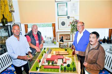 Gnarrenburgs Ortsbürgermeister Ralf Rimkus (links) freut sich, dass der Förderverein Glasmuseum die Erinnerung an die große Geschichte der Glasindustrie wachhält.