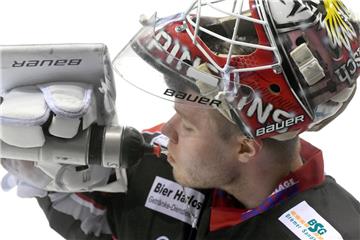 Goalie Jani Nieminen ist durstig.
