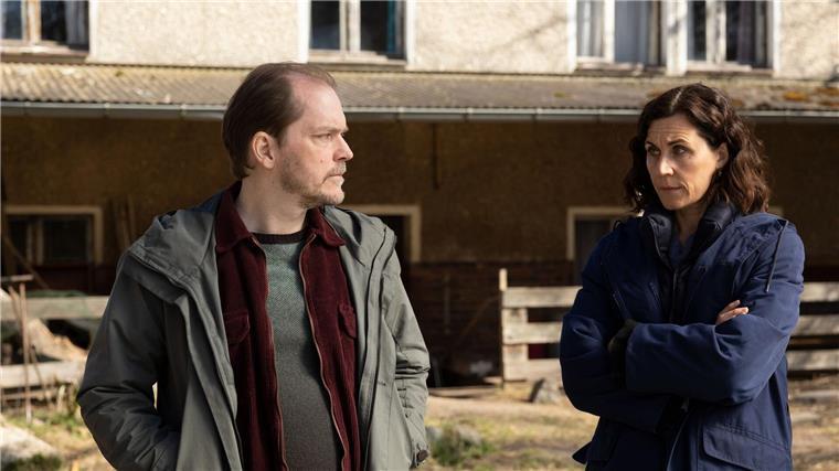 Godehard Giese und Nina Kunzendorf in einer Szene des TV-Dramas „Das Mädchen von früher“.
