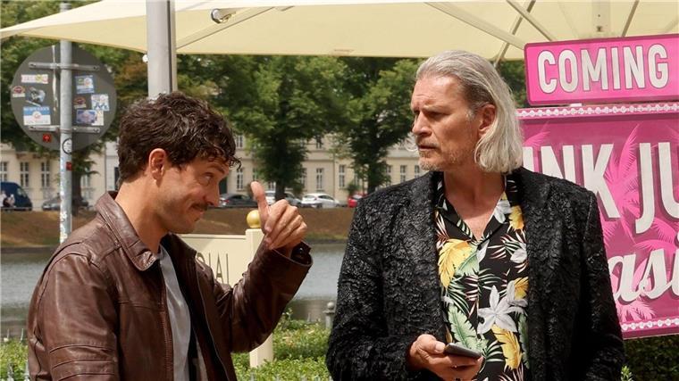Neues aus dem „Hotel Mondial“: Diversity im Traditionshaus Götz Otto als Hotelinvestor David Brandt (r) unterhält sich mit einem Freund (Tobias van Dieken).