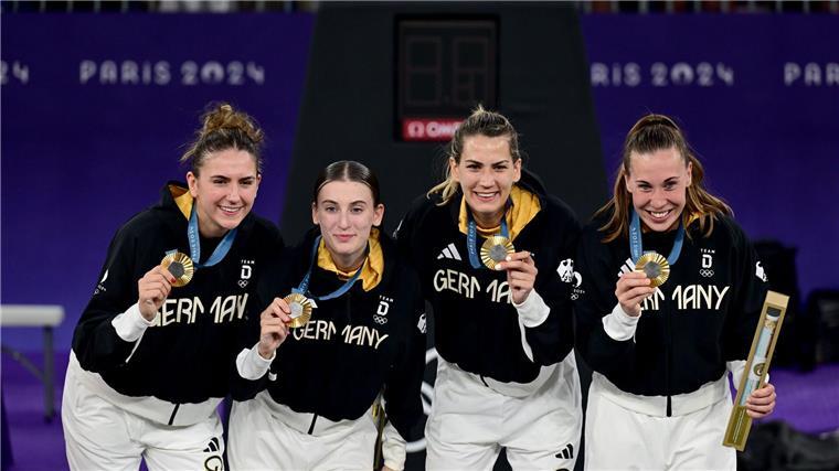 „Historische Nacht“: Olympia-Gold bringt 3x3 ins Rampenlicht Gold am Place de la Concorde: Die 3x3-Damen.