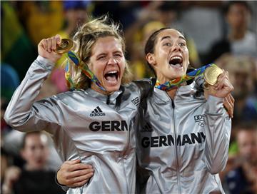 Gold für die Beachvolleyballerinnen Laura Ludwig und Kira Walkenhorst (rechts): ...